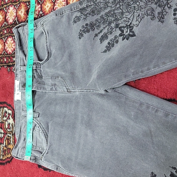 🎁 We the Free Embroidered high rise distressed hem jeans - Picture 5 of 8